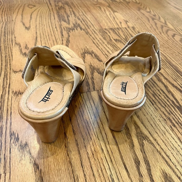 Women's Earth Sand Tan Leather 3 1/4” Wedge Sandals Size 7.5 - Picture 4 of 10